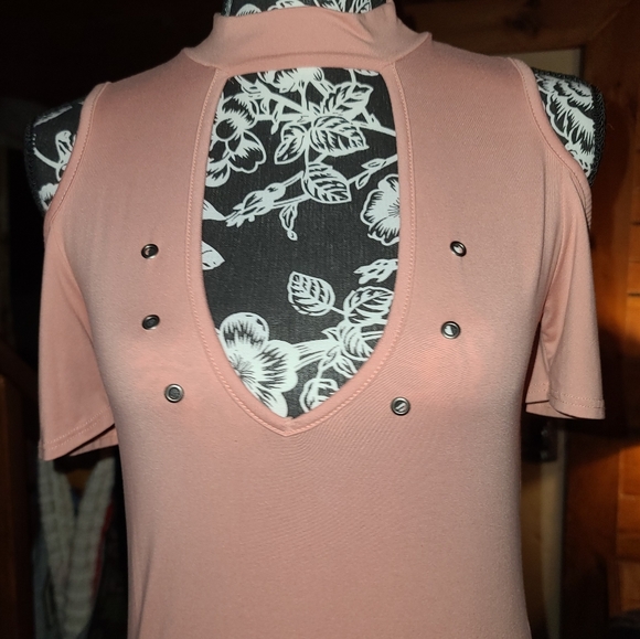 Low-cut pink shirt with the shoulders cut out - Picture 6 of 6